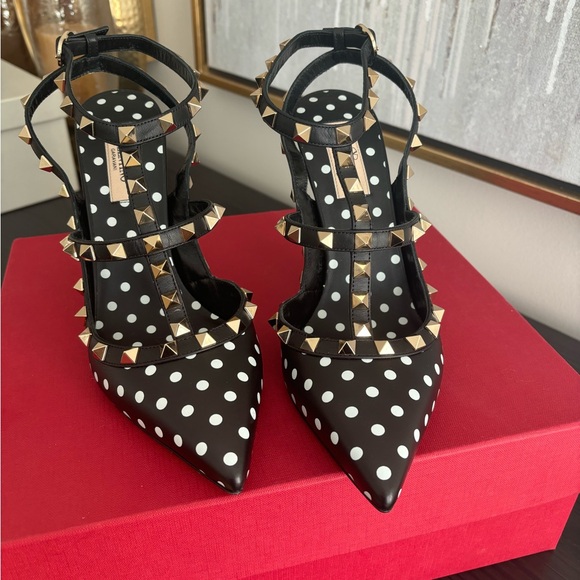 Very Elegant Valentino Garavani Classic Rockstud pumps! Brand new in box! 38.5 - Picture 12 of 16